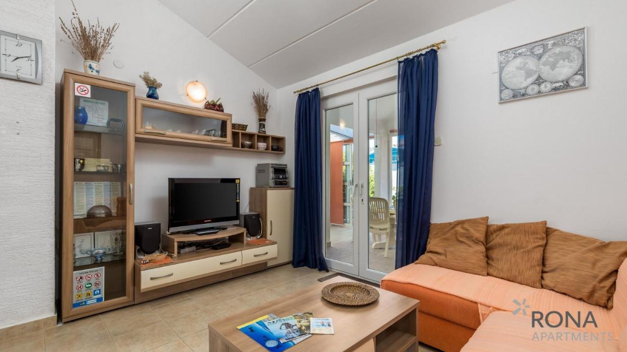 Rona Apartment Aurora Novalja Bagian luar foto