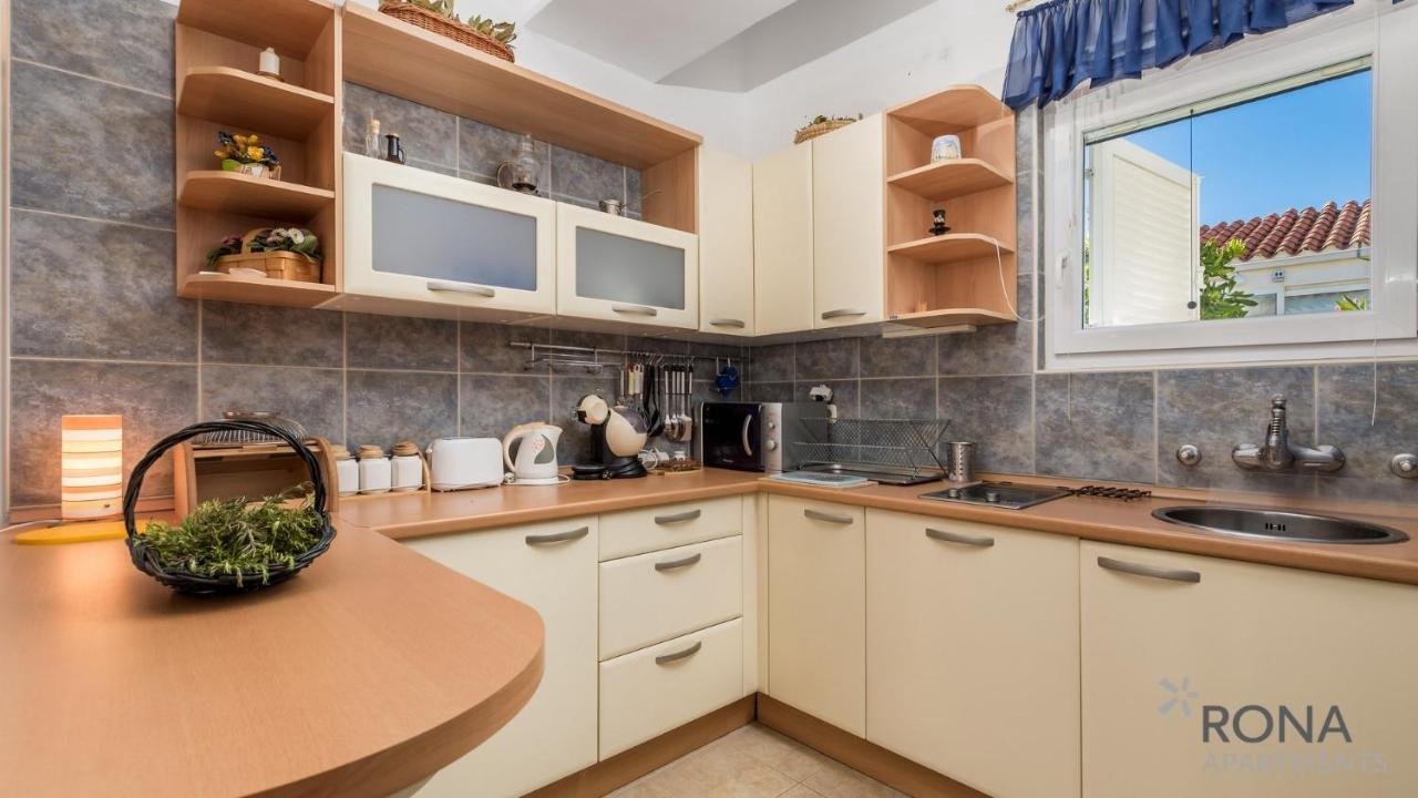 Rona Apartment Aurora Novalja Bagian luar foto