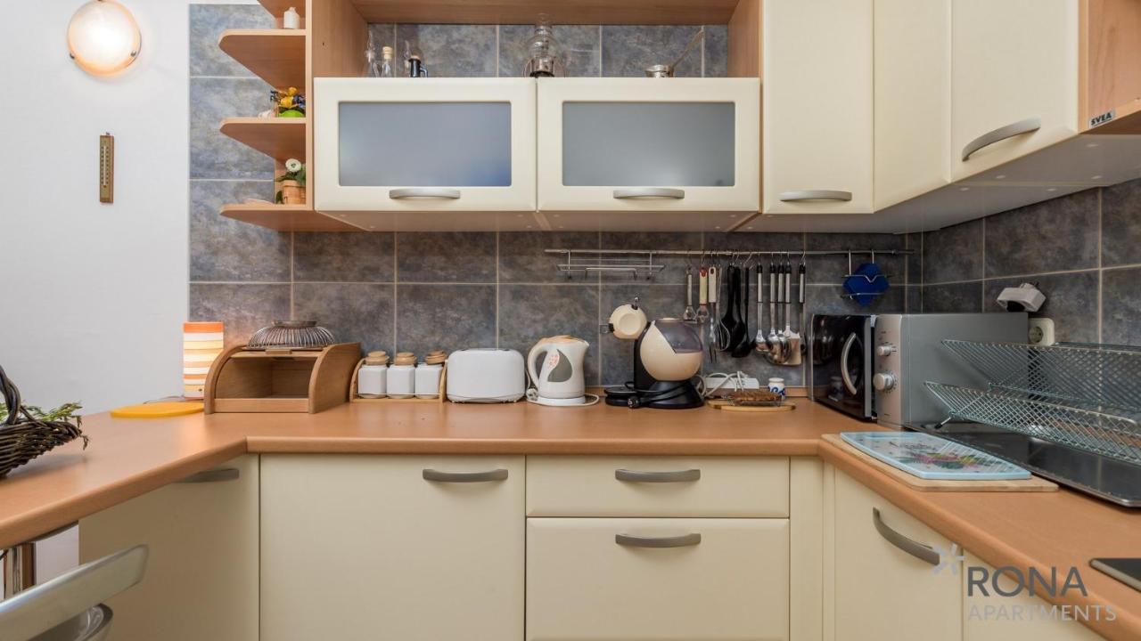 Rona Apartment Aurora Novalja Bagian luar foto