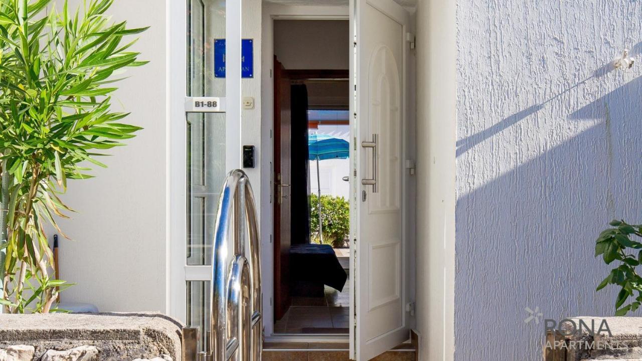 Rona Apartment Aurora Novalja Bagian luar foto