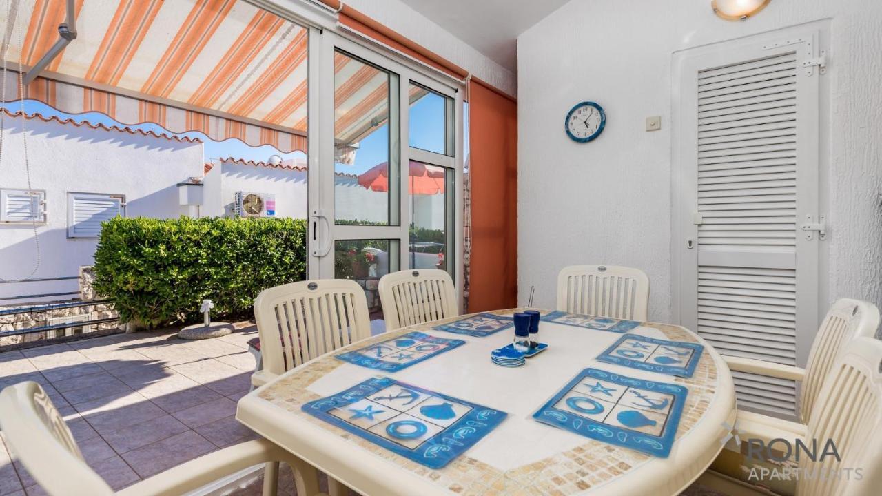 Rona Apartment Aurora Novalja Bagian luar foto