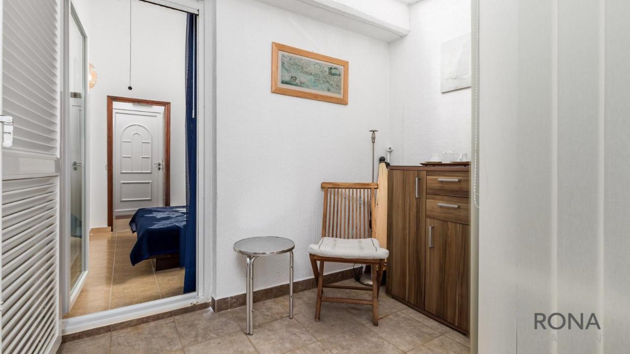 Rona Apartment Aurora Novalja Bagian luar foto