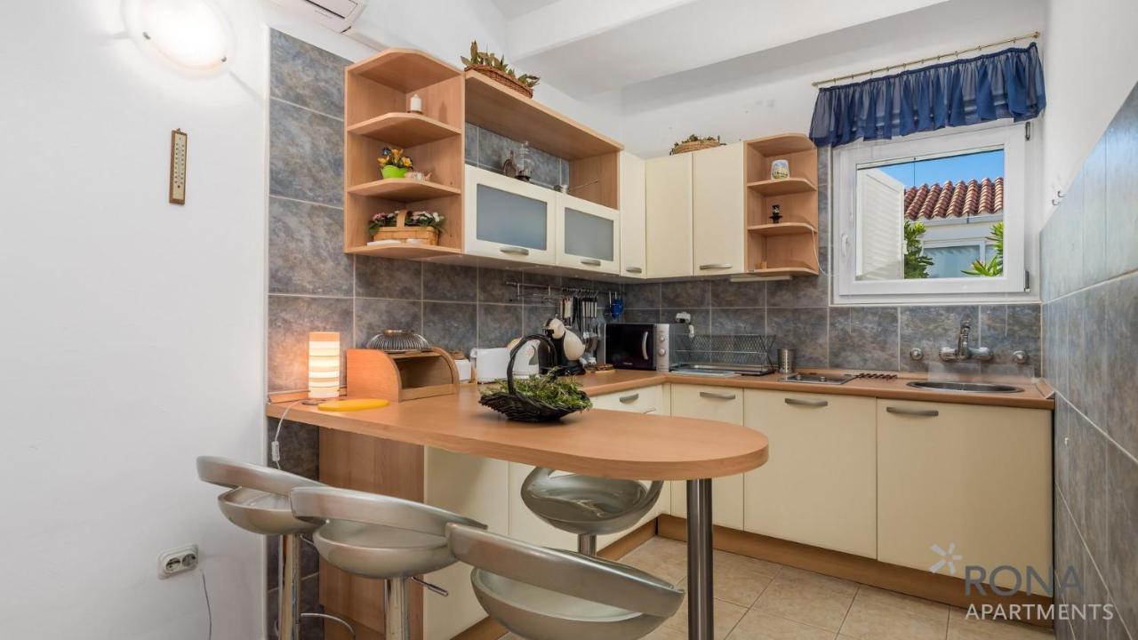 Rona Apartment Aurora Novalja Bagian luar foto