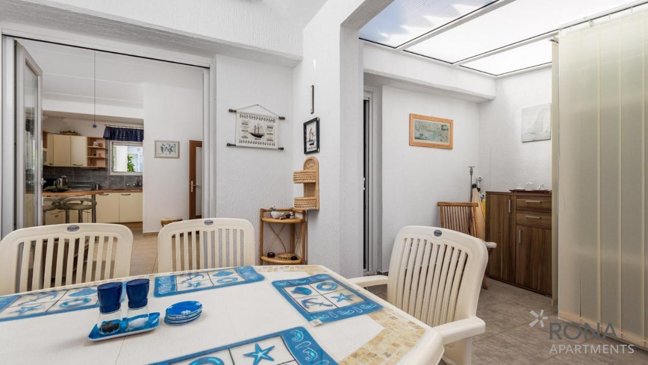 Rona Apartment Aurora Novalja Bagian luar foto
