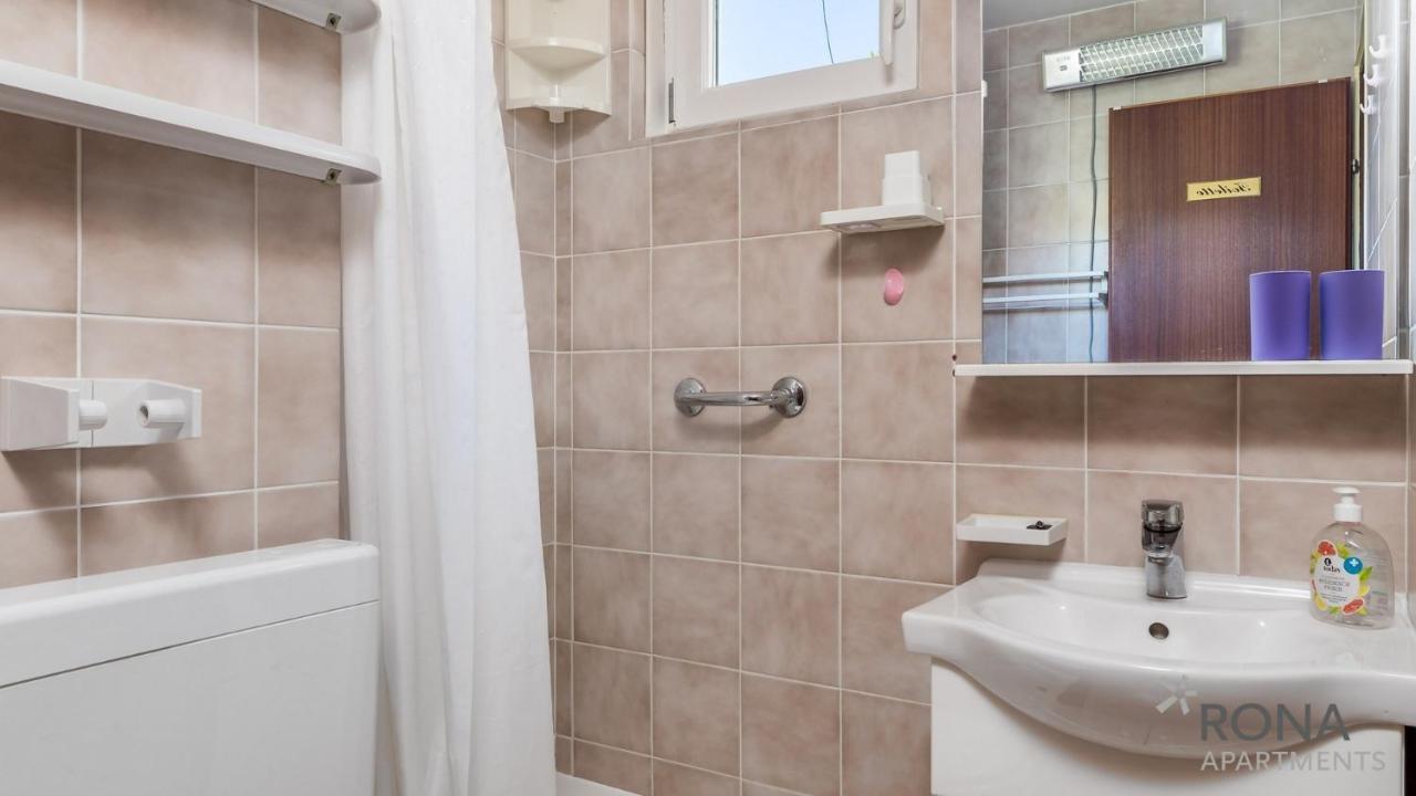 Rona Apartment Aurora Novalja Bagian luar foto